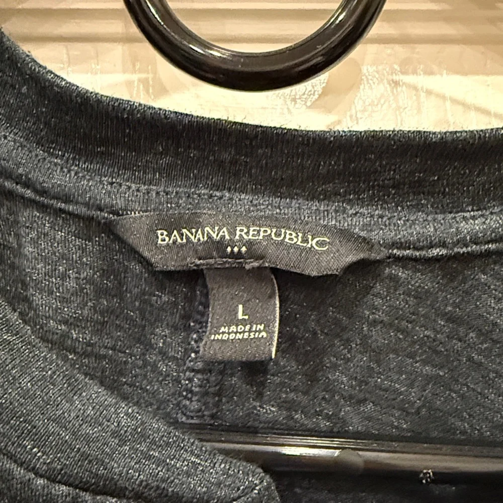 Banana Republic Men's charcoal Henley t-Shirt. Size large